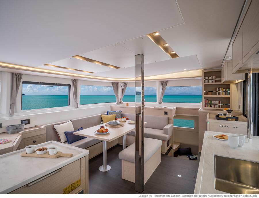 "Amplio salón con ventanas panorámicas en un catamarán Lagoon, brindando vistas impresionantes."