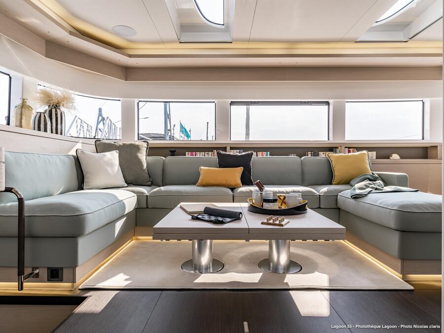 "Cabina principal espaciosa y confortable en un catamarán Lagoon, ofreciendo una experiencia de lujo para los pasajeros."