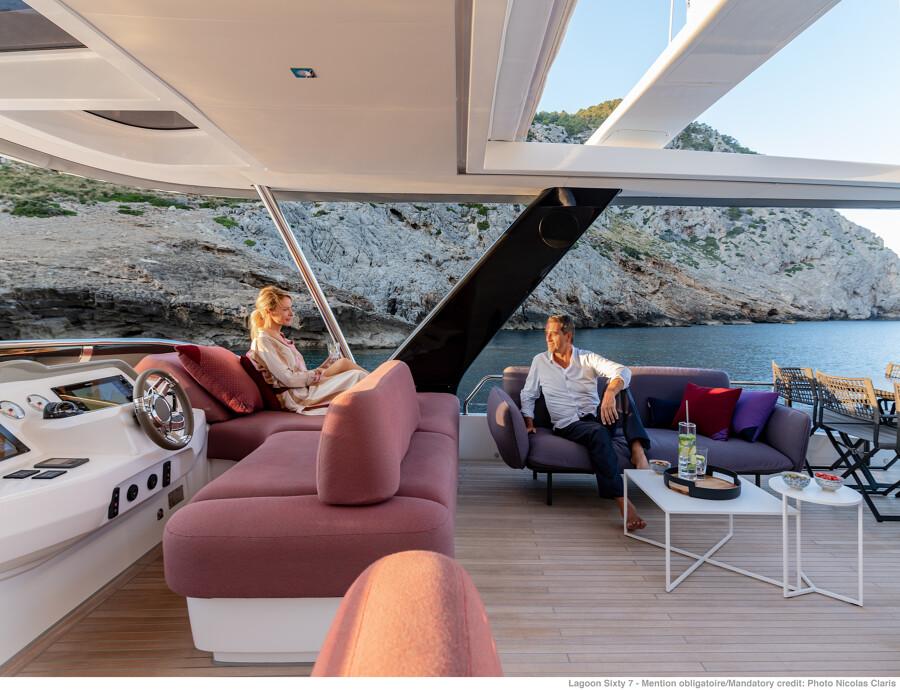 "Terraza en la cubierta superior del catamarán Lagoon, ideal para tomar el sol y disfrutar del paisaje."