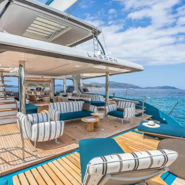 LAGOON-EIGTHY-2-INTERIOR-SLIDER-05.jpg