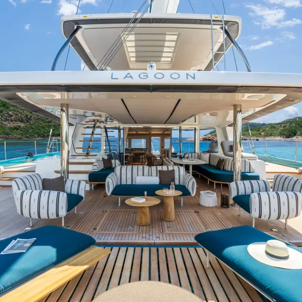 LAGOON-EIGTHY-2-INTERIOR-SLIDER-17.jpg